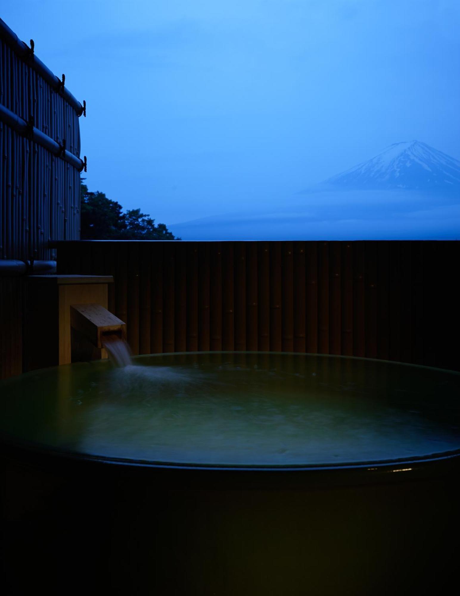 Fujikawaguchiko Onsen Konanso Hotel Szoba fotó A view of Mount Fuji from a traditional onsen