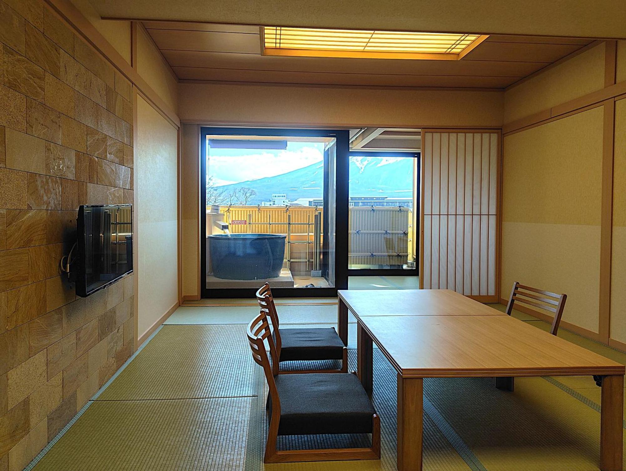 Fujikawaguchiko Onsen Konanso Hotel Kültér fotó A room at the Kyoto International Manga Museum