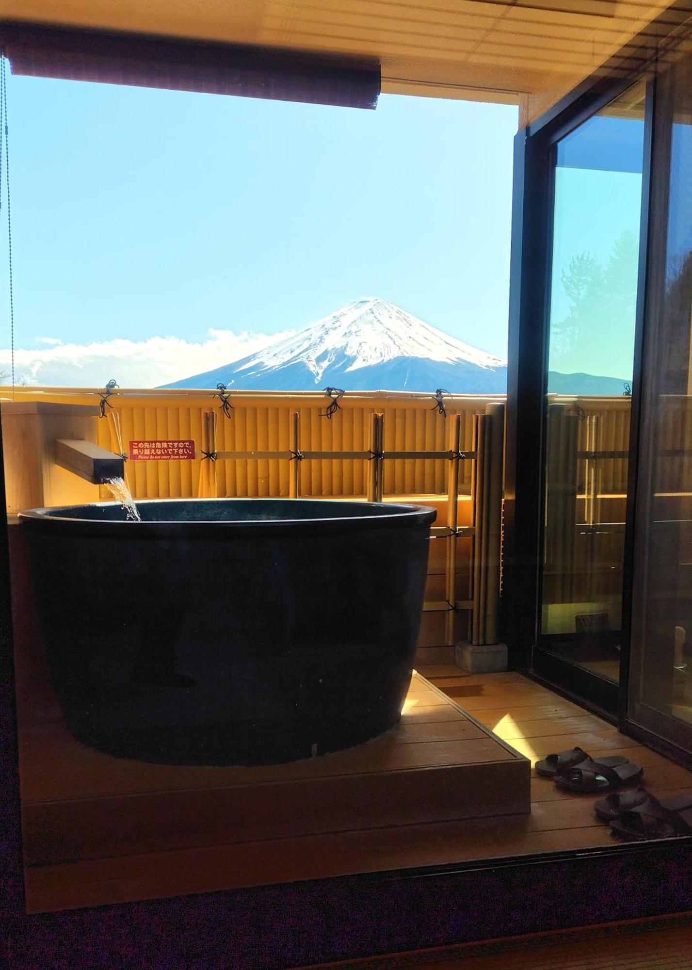 Fujikawaguchiko Onsen Konanso Hotel Kültér fotó A view of Mount Fuji from a private onsen
