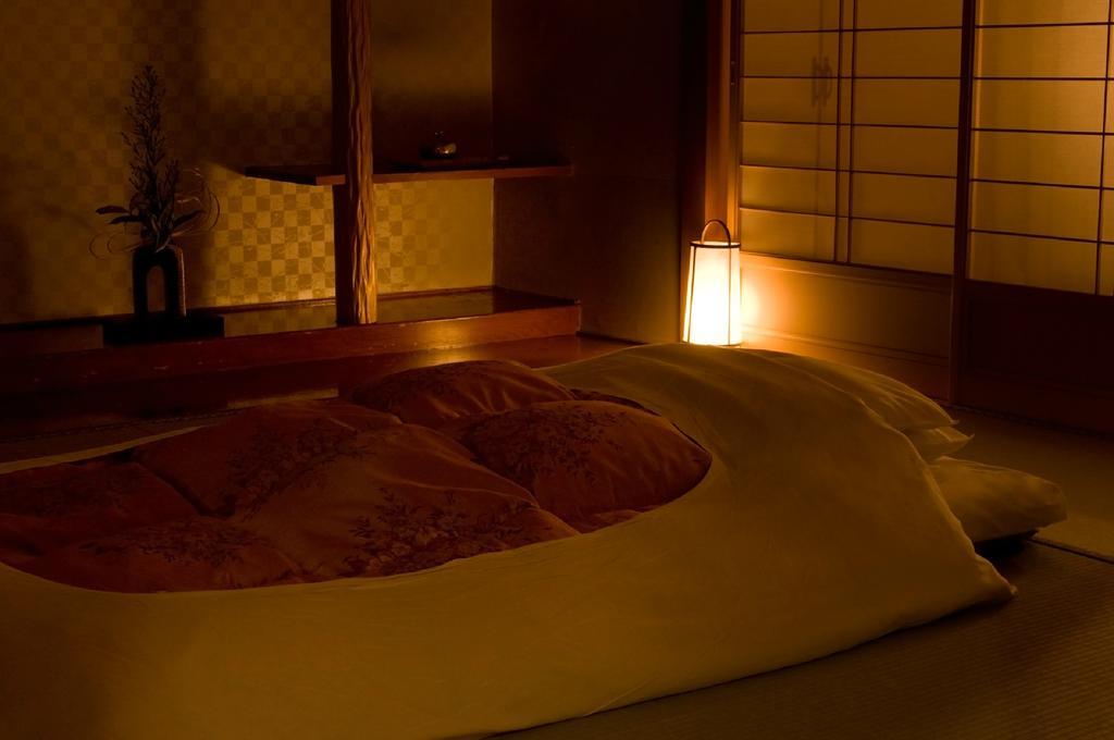 Fujikawaguchiko Onsen Konanso Hotel Kültér fotó A traditional Japanese room with a kotatsu
