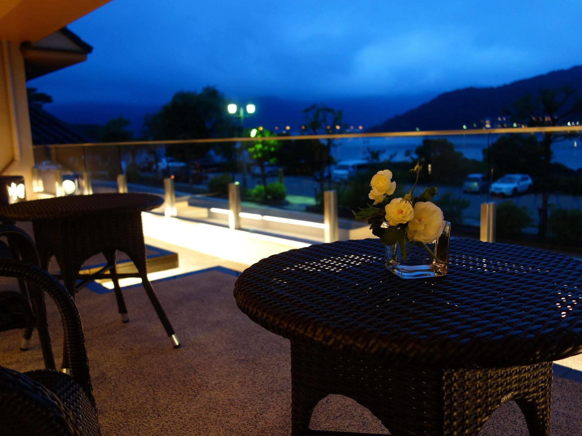 Fujikawaguchiko Onsen Konanso Hotel Kültér fotó A balcony at night