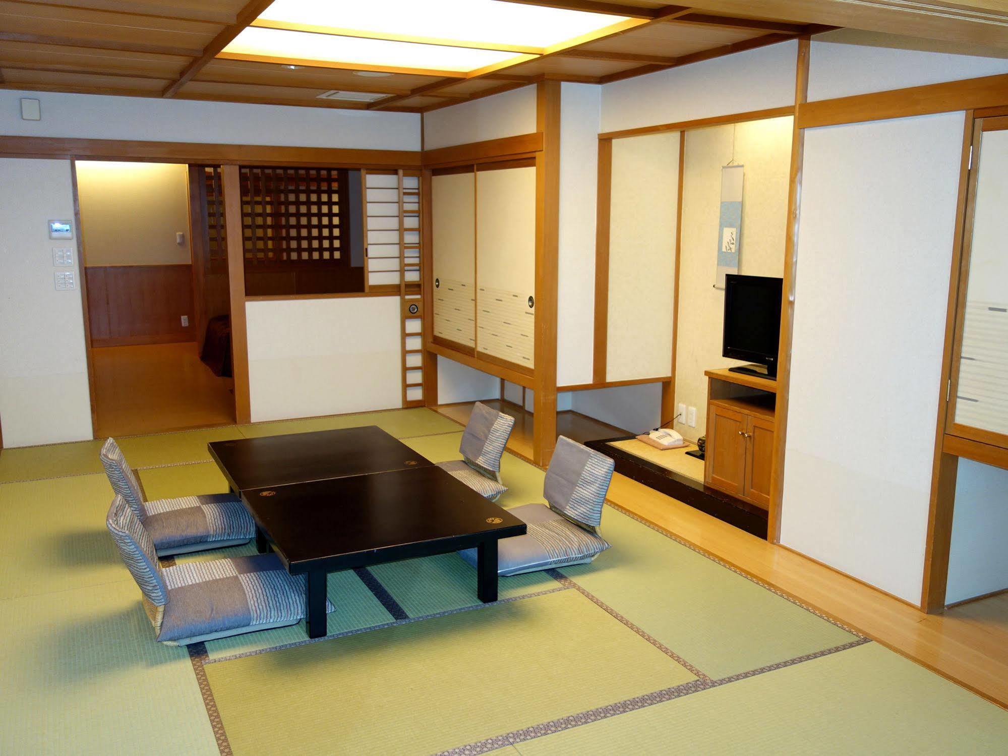 Fujikawaguchiko Onsen Konanso Hotel Kültér fotó A room in a ryokan